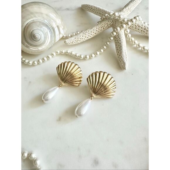 Gold color clamshell with teardrop pearl dangle earrings - Picture 2 of 5